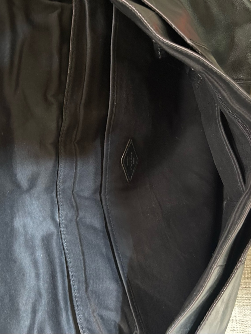 Fossil Black Leather Messenger Bag with Magnetic Closure - Picture 3 of 3